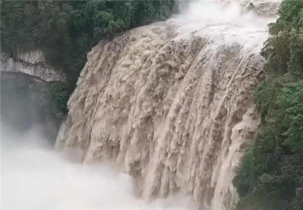 黄果树迎来入汛以来最大洪峰