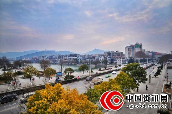 站在城墙上观护城河上西门桥,风景醉人古色古香古韵。