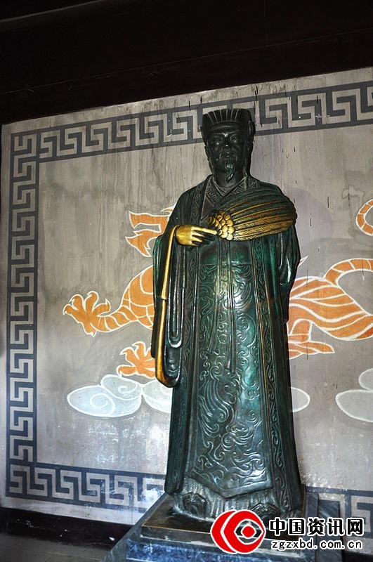 武侯祠殿内诸葛亮铜像,供人瞻仰祭拜。