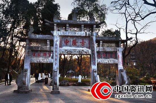 古隆中石牌坊,坊体高大,蔚然壮观!
