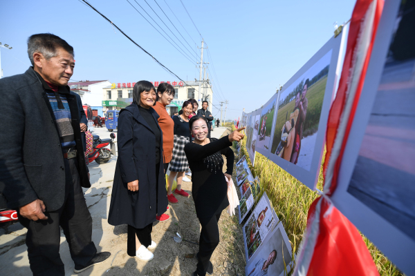 前进村：“在希望的田野上”田头摄影展深受农民欢迎