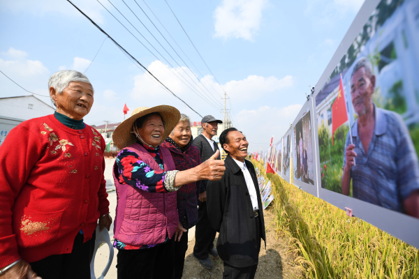 前进村：“在希望的田野上”田头摄影展深受农民欢迎