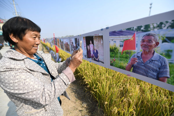 前进村：“在希望的田野上”田头摄影展深受农民欢迎