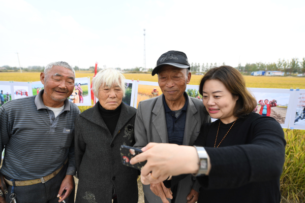 前进村：“在希望的田野上”田头摄影展深受农民欢迎