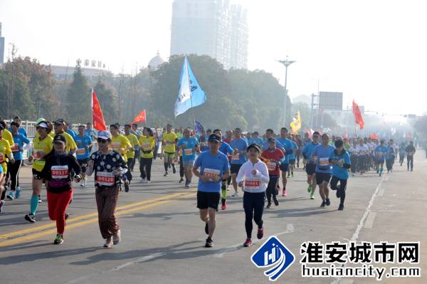 ＇2019洪泽湖国际半程马拉松鸣枪开跑
