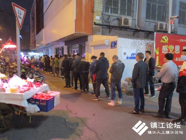 疫情转紧 镇江核酸检测人排长队