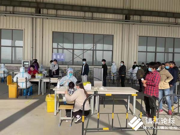  丹徒区谷阳镇党政机关维持社区核酸检测现场秩序