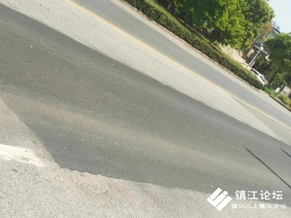 公路坑洼车过巨响、城管维修居民点赞