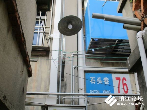 老旧小区装路灯 照亮居民回家路   