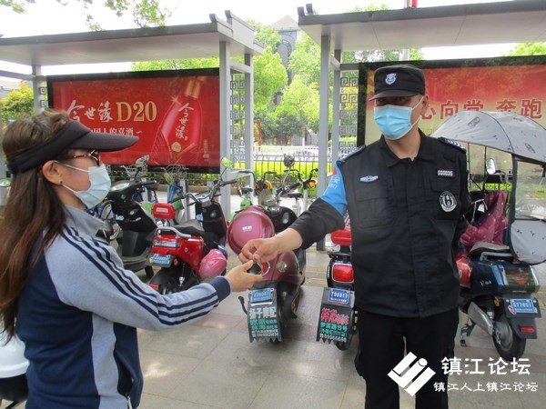  细心保安送上游客忘拔电动车钥匙   