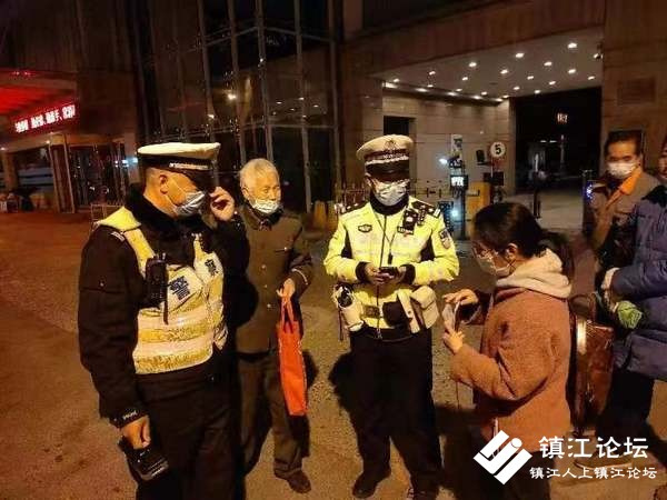 深夜，耄耋老人迷路，在酒驾整治现场徘徊，交警帮他找到了家