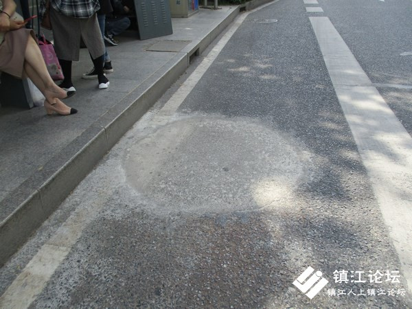中山北路“车站路”公交站台前报废井盖处修好了！