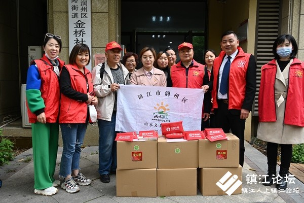 “山水”志愿者向三社区一线抗疫人员捐赠物资和心理咨询卡