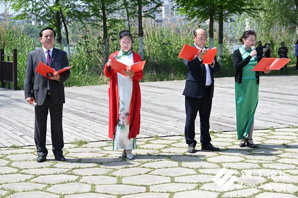  俏夕阳文艺团队劳动节风景区快闪节目精彩引游人关注