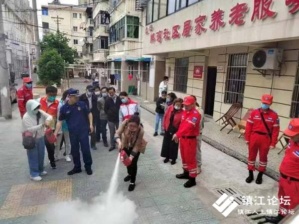  润州区飞鹰应急救援队进社区“手把手”教你防灾减灾应急安全知识