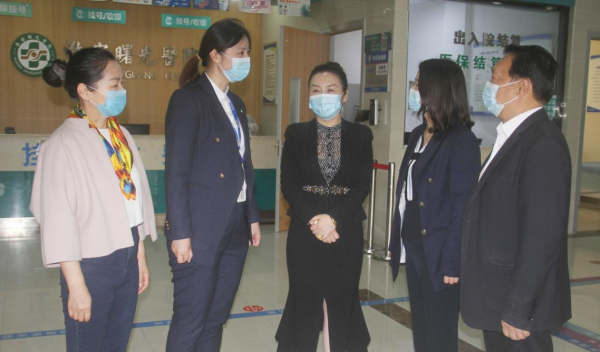 为爱逆行 致敬英雄：淮安区万达广场捐赠曙光医院 “白衣天使”的节日厚礼