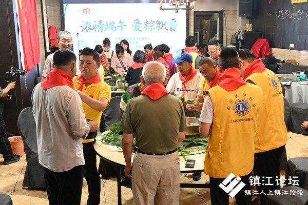 中国狮子联会江苏百年润阳服务队端午节给残疾人送节礼共进午餐