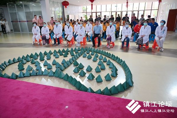 镇江第一人民医院志愿者给残疾学员体检、送“粽”情