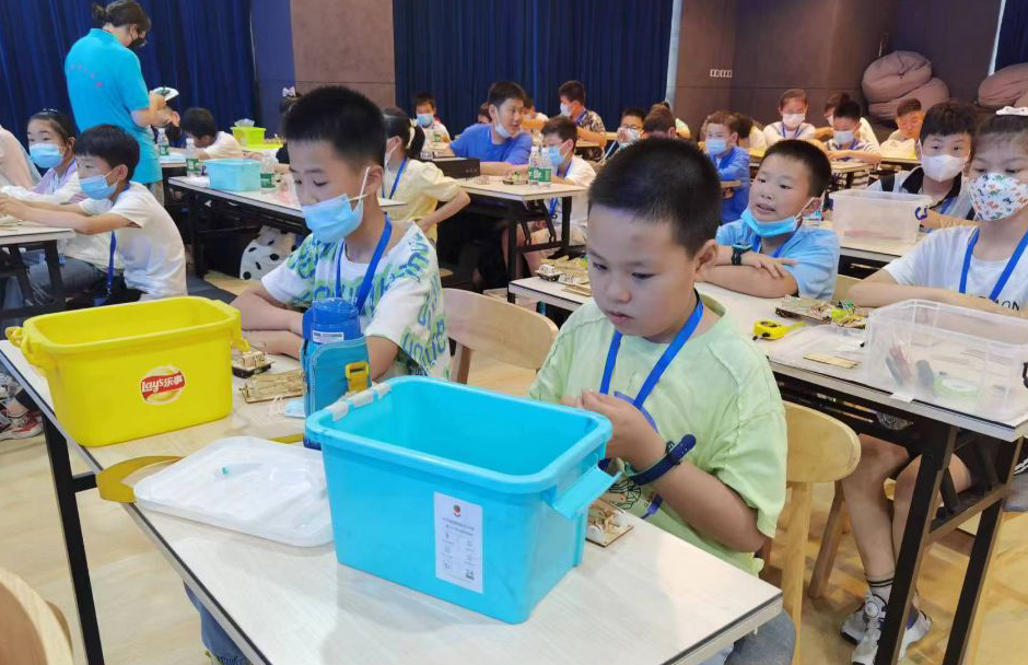 邗江区蒋王小学：小选手参加青少年机器人大赛