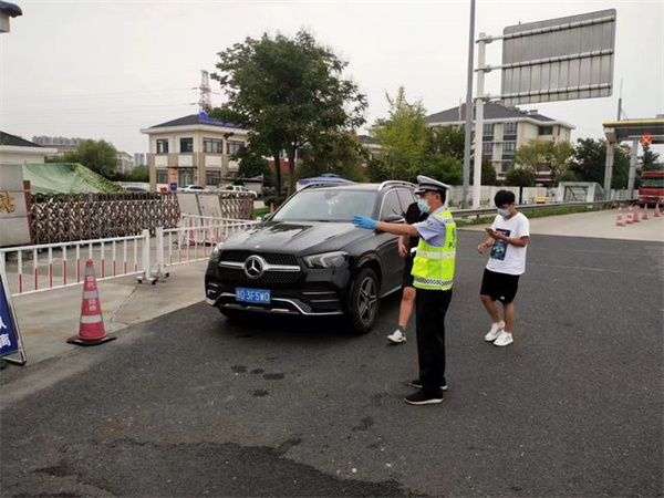 持续的高温，交警的警服被太阳＂烤＂出了＂水晶＂
