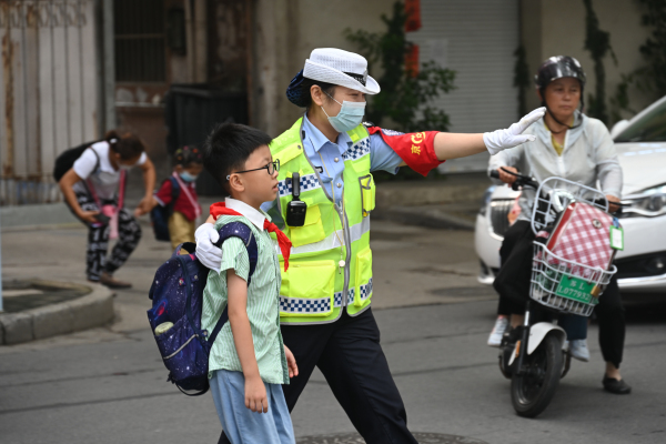点亮开学季, 站好“护学岗”, 你开学我护航