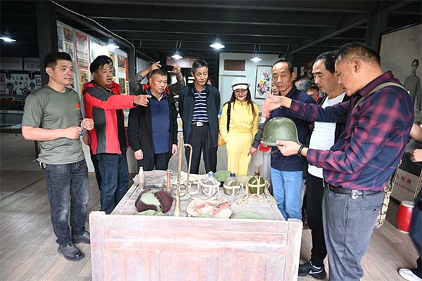 镇江退伍老兵参观丹阳市水晶山民俗文化展览馆