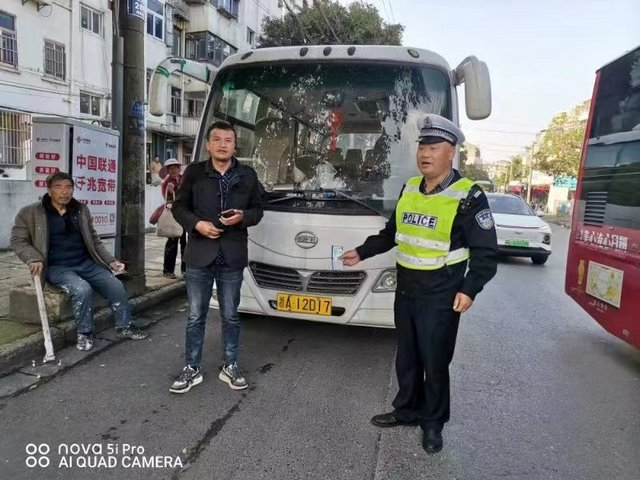 交警火眼金睛车流中发现违法上路车辆