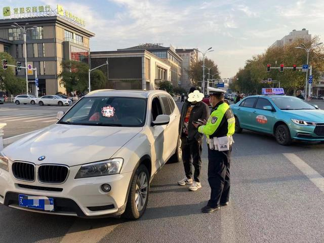 男子出示了驾驶证，交警却认定他是无证驾驶