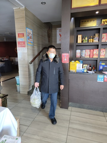 无惧疫情坚守岗位为大众服务的润湘园爱心饭店