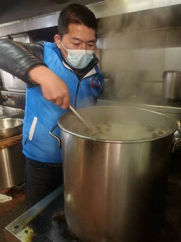 “润湘园”爱心饭店为金山公益失独老人熬制腊八粥驱除寒意暖胃更暖心