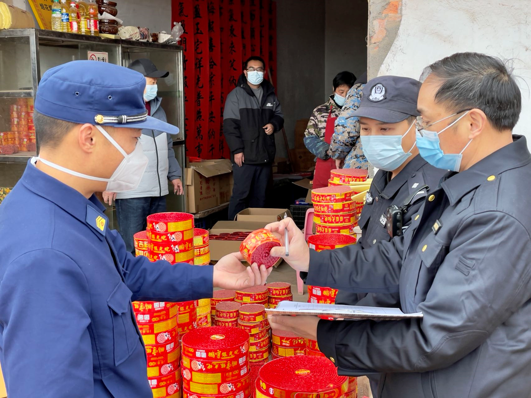 兴国县查处一起无证经营烟花爆竹案