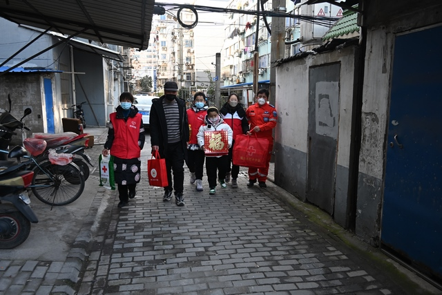 润州区爱心组织慰问宝塔路街道社区困难家庭