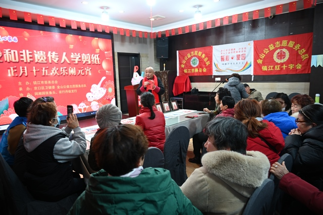 志愿者与失独老人在润湘园共度元宵节