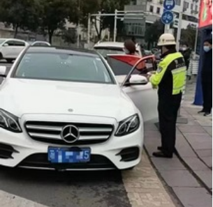 九零后女子驾驶证吊销后仍开车上路，被交警查获