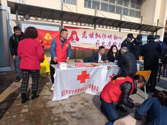 学习雷锋好榜样，雷锋车队建行广场开展学雷锋主题活动