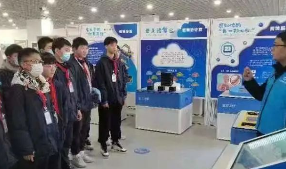 科技研学拓眼界，知行合一向未来