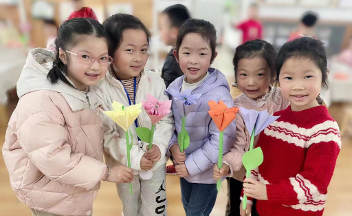 邗江区第一实验幼儿园：为“心中的她”制作爱心礼物
