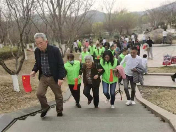 爱心车队志愿者陪伴“九久”康复中心老人游玩南山景区