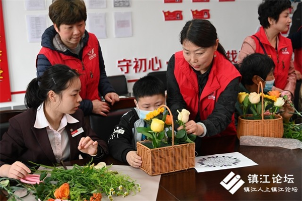 京口特教中心同孤独症儿童开展心理沙龙喘息“以花传爱，共绘星图”活动