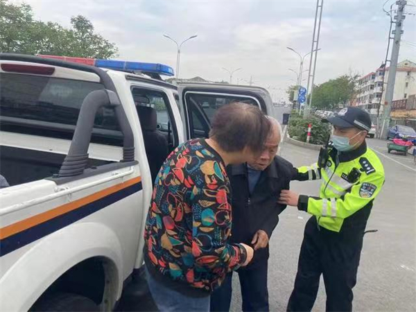 八旬老人迷路，看到警察后说：只有警察管用