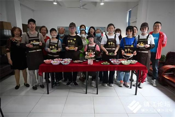 芦苇之家志愿者同智残少年共度母亲节