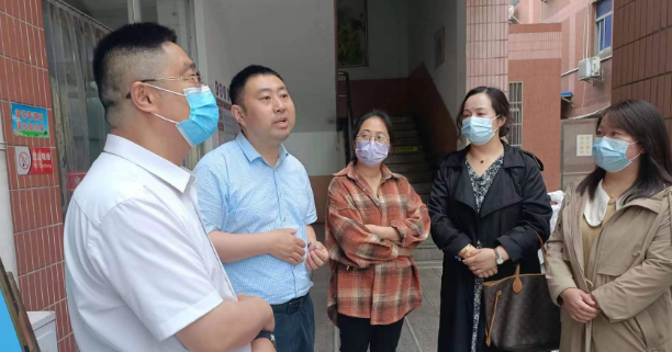 家长代表走进扬州公道中学食堂