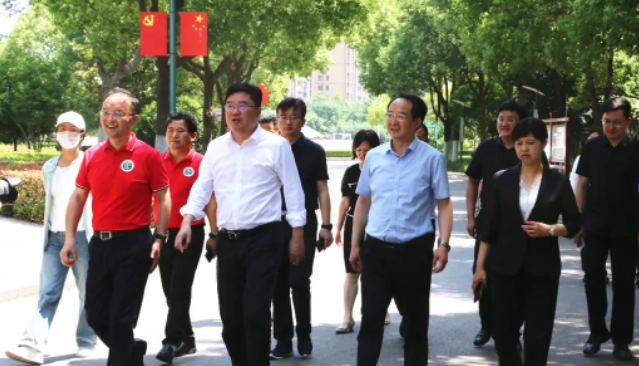 江苏宝应中学：胡晓峰县长慰问高三教师并视察备考工作