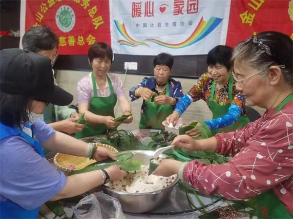 端午送温情,“粽”情暖人心——​金山公益志愿者与失独老人“双向奔赴”共享“粽”情