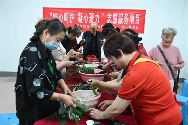 社企联盟盛请居民包粽迎端午