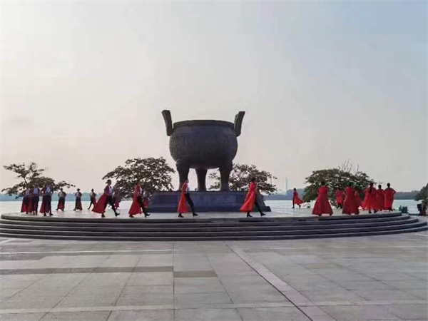 京口区老年大学时装形体夏季户外课引多人驻足观看