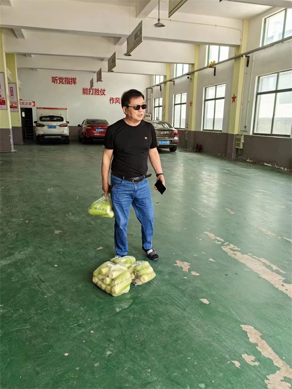 镇江爱心俱乐部助农销售玉米近5000公斤