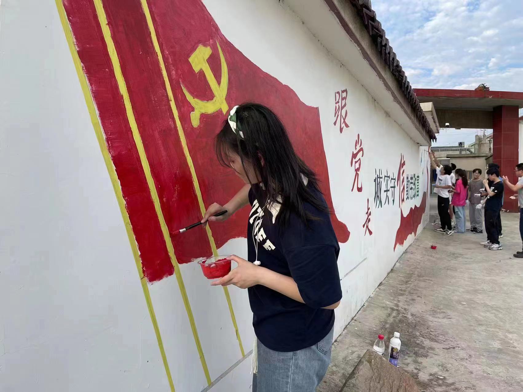 巧手绘墙画 扮靓新农村