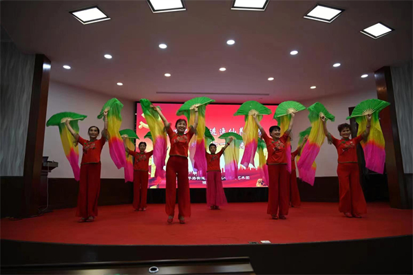 迎“七一”，心连心艺术团走进养老院演出受欢迎