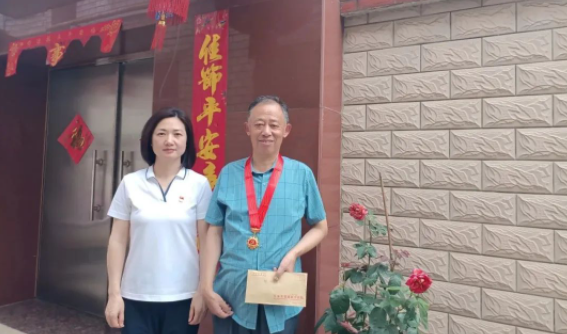 仪征市中医院：向老党员颁发“光荣在党50年”纪念章